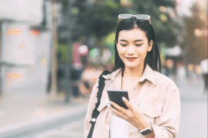 Joven de la generación Z mirando su móvil, representando las relaciones ambiguas y la búsqueda de conexión auténtica.