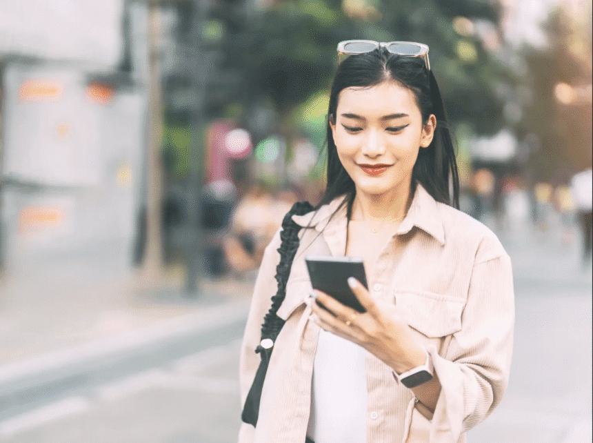 Joven de la generación Z mirando su móvil, representando las relaciones ambiguas y la búsqueda de conexión auténtica.
